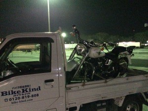 軽トラックに積み込まれたハーレーダビッドソン FLSTF ファットボーイの様子