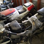 部品取り作業が進んでいるヤマハFZR250。タンクや一部のパーツが取り外されている状態。