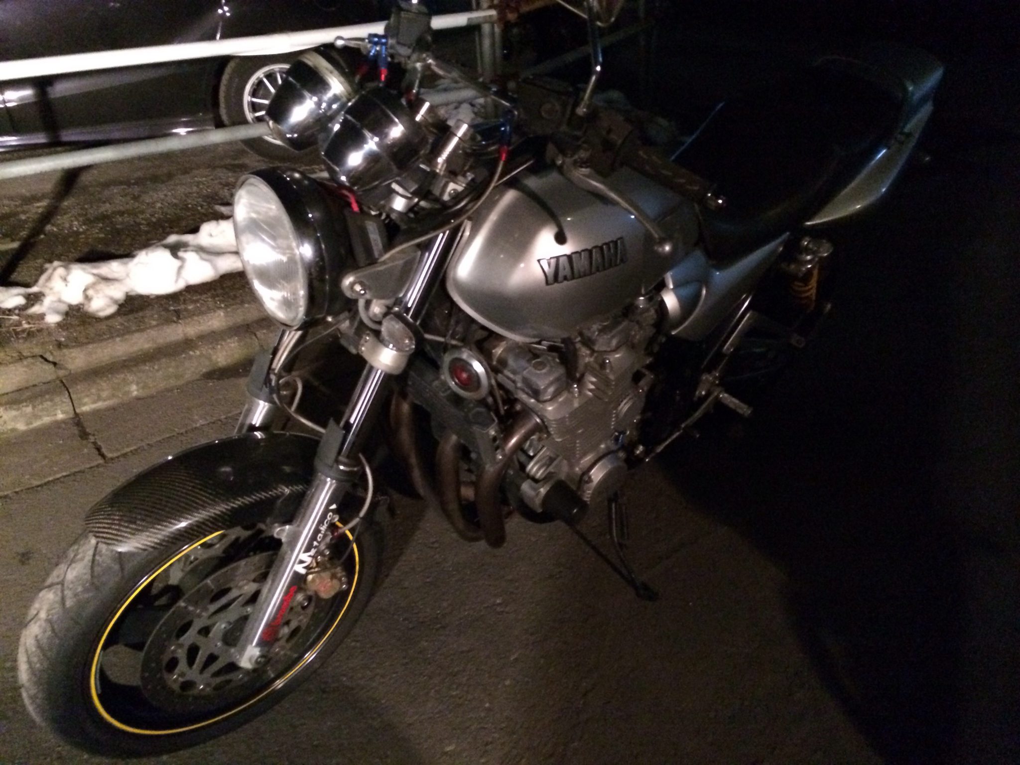 左前方から写したXJR1300の写真
