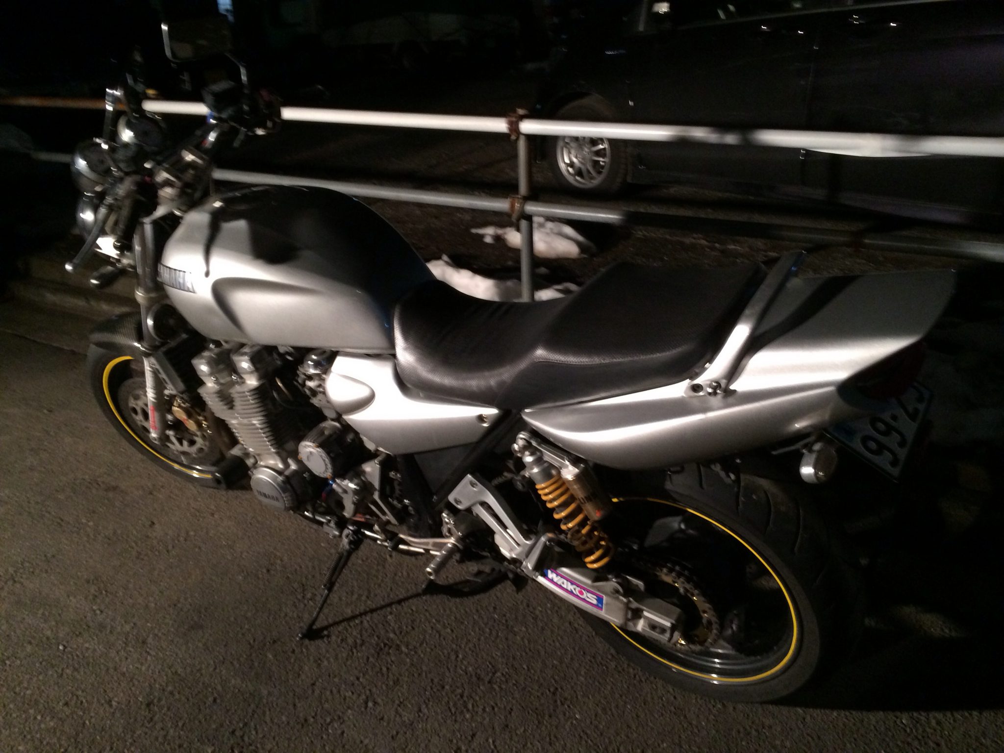 左後方から写したXJR1300の写真