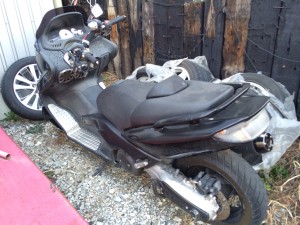 ヤマハ T-MAX500 初期型の長期間放置されたバイク。シートや車体に汚れや劣化が見られるが、無料回収の対象となった。