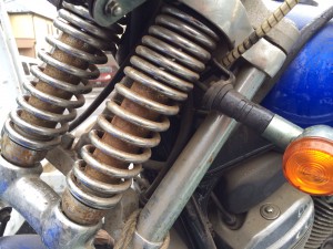 スティード400VLSのスプリンガーフォークのアップ写真。バネ部分や金属パーツに錆が広がっており、経年劣化が見て取れる。