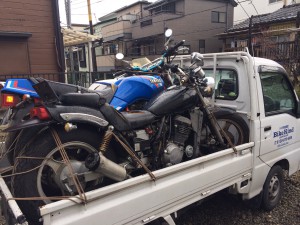 軽トラックに積み込まれたバイク