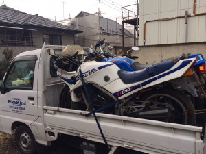 軽トラックに縦向きに積み込まれたバイク