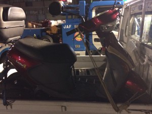 事故で壊れたスズキ・レッツ4が軽トラックに積まれている様子。全体的に状態が悪いが部品取りとして再利用可能。