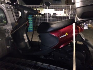 側面から撮影された事故車のスズキ・レッツ4。損傷が目立つが、パーツ利用を前提に買取対応済み。