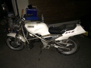 長期間屋外に放置され、エンジンが付いていないヤマハ R1-Z。回収された状態の車体全体の写真。