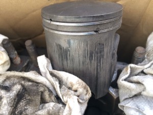 ヤマハ R1-Zのエンジンから取り外されたピストン。焼き付きによる深い傷が確認できる。
