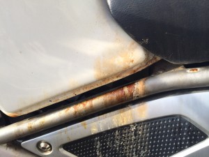 ヤマハ R1-Zのフレーム部分の錆の状態。長期間放置されていたことによる劣化が見て取れる。