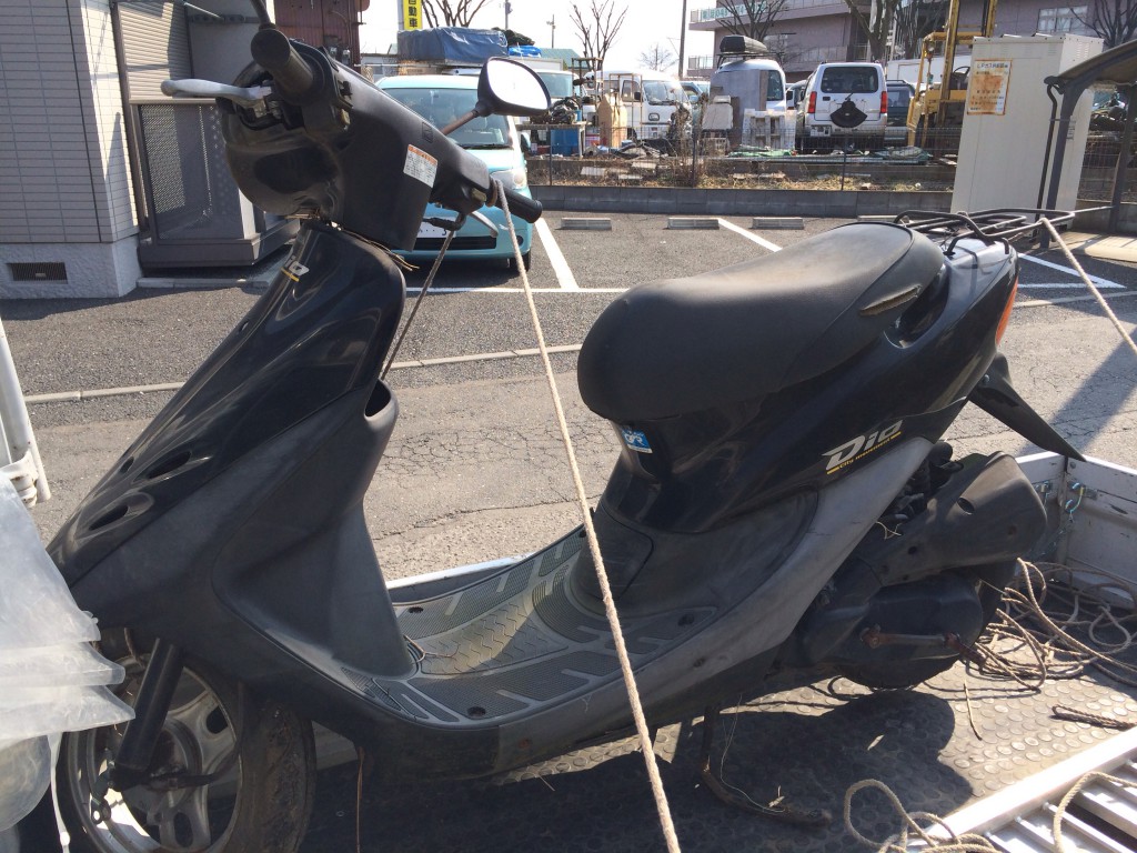 ２サイクルの原付ホンダのディオをトラックに積み込んだ写真