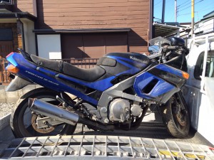 放置状態から回収されたカワサキZZR400の別角度写真。青色車体が特徴。