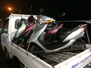 軽トラックに積み込まれた複数のヤマハジョグ原付スクーター。無料回収のために出張対応。
