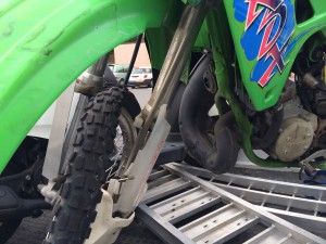KDX125SRのフロントフォーク部分をクローズアップで撮影した写真。フロント周りの損傷が確認できる状態です。