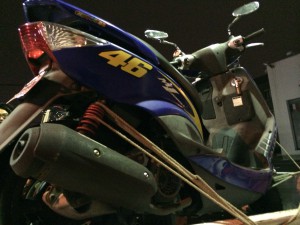 台湾仕様ヤマハ シグナスX FIの後方アングル写真。青い車体に「46」のステッカーがあり、スポーティな印象を与えています。