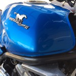 カワサキ「バリオス2」のタンク詳細写真。カワサキロゴと鮮やかなブルーのカラーリングが際立つ。