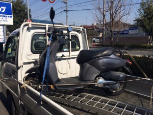 不要になったので買取に出して軽トラックに積み込まれたホンダの原付トゥデイ