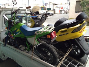 軽トラックへ積み込まれたマジェスティ125FI