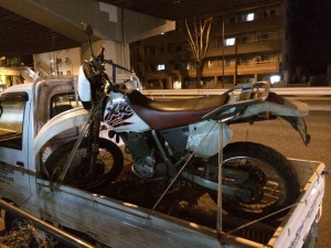 買取りして軽トラックへ積み込みされたXR250の全体像