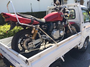 トラックの荷台に積まれたホンダCB400SF。バイクカインドが出張買取で回収したバイクの様子。