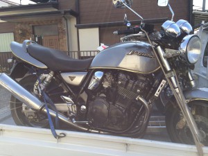 スズキ・イナズマ400の右側からの全体写真。トラックの荷台に積まれている状態。