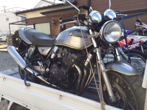 スズキ・イナズマ400の前方斜めからの写真。トラックの荷台に載せられた状態。