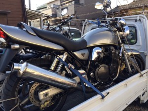 スズキ・イナズマ400の後方から見た斜めの写真。メッキマフラーが輝いている。