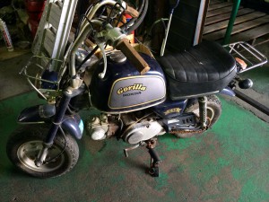 倉庫内に置かれたホンダ・ゴリラの全体写真。長期間放置されていた様子が見られる。