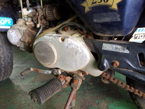 ホンダ・ゴリラのエンジンカバーとステップ周り。サビや汚れが目立つ状態。