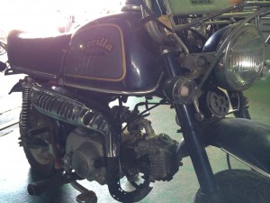 ホンダ・ゴリラのエンジンとフレーム部分。経年劣化が進み、不動車の可能性がある。