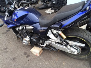 青色のホンダCB1300SFを側面から撮影した写真。後部は比較的損傷が少なく、パーツ利用が可能です。
