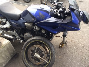 フロント部分が大破した青色のホンダCB1300SF。事故により大きく損傷していますが、買取が可能な状態です。