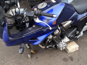 ホンダCB1300SFの損傷した車体上部のクローズアップ写真。パーツ再利用が可能な状態です。