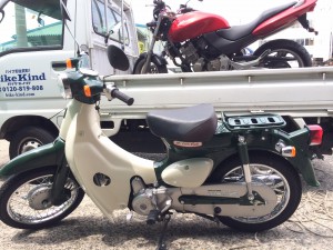 左側面から見たホンダ リトルカブ。ツートンカラーが特徴的で、細部まで手入れされた状態です。