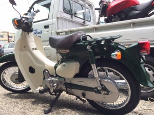 左後方から撮影されたホンダ リトルカブ。リアキャリアやメッキ部分が輝き、全体的に良好な状態。