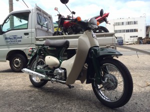 右前方から撮影されたホンダ リトルカブ。クラシックなツートンカラーとコンパクトなデザインが特徴です。