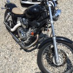 ヤマハ ビラーゴ250のフロントからの写真。細身のフロントタイヤと高くカスタムされたハンドルが特徴です。