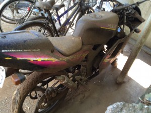 ヤマハ TZR50Rをリア側から撮影。チェーンやホイールにサビが見受けられ、長期放置の影響が見られる。