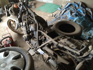 横倒しの状態を起こして撮影されたCB400SF VTEC2、欠品部品が目立ち、長期間放置された様子