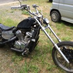 カスタムペイントが施されたブラックのホンダ スティード400の側面写真。