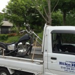 トラックに積載されたホンダ スティード400。買取後の様子で、今後の修繕・再販を予定している。