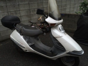 「鍵を紛失し長期間放置されたホンダ スペイシー125の側面写真。不動車でも無料回収可能な事例。」
