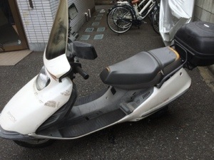 放置により汚れや劣化が進んだスペイシー125の後方写真。不動車や古いバイクもお任せください。