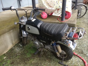 屋外に放置されたホンダ・ゴリラ。キックが降りずエンジンがかからない状態。