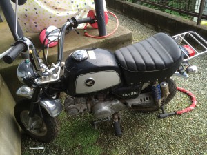 ホンダ・ゴリラの別アングルの写真。長期間放置され、エンジンが始動しない状態。