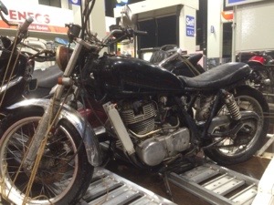 トラックに積み込まれた長年放置していてサビサビになったSR400の写真