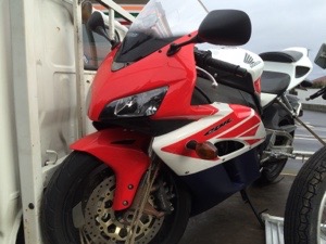 ホンダCBR1000RRの正面写真。赤と白のカラーリングが映えるスポーツバイクで、フロントカウルが特徴的なデザインです。