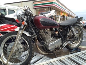 ヤマハ SR400-2(1JR)のカスタムバイク。三鷹市内で買取査定が実施された車両。