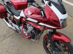 フロントビューのCB400SFボルドール。白と赤のツートンカラーが映えるデザイン。