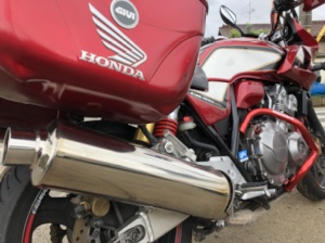 ホンダCB400SFボルドールのマフラーとリアショックのクローズアップ。