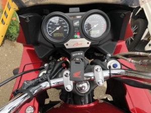 CB400SFボルドールのメーターパネル。スピードメーターとタコメーター、中央にキーシリンダーを備えた計器類。